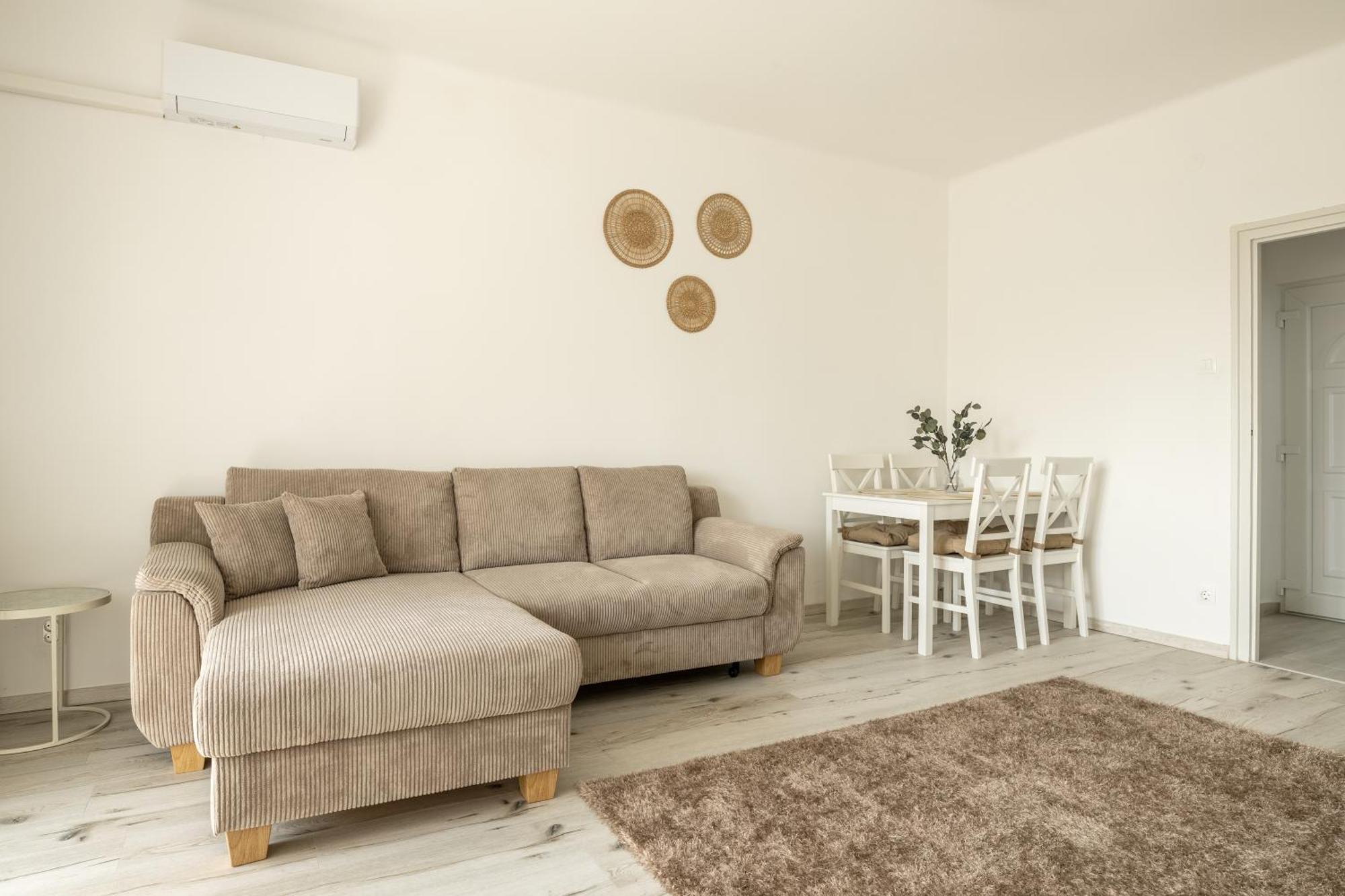 Malompark Apartman With Free Parking Дебрецен Екстериор снимка